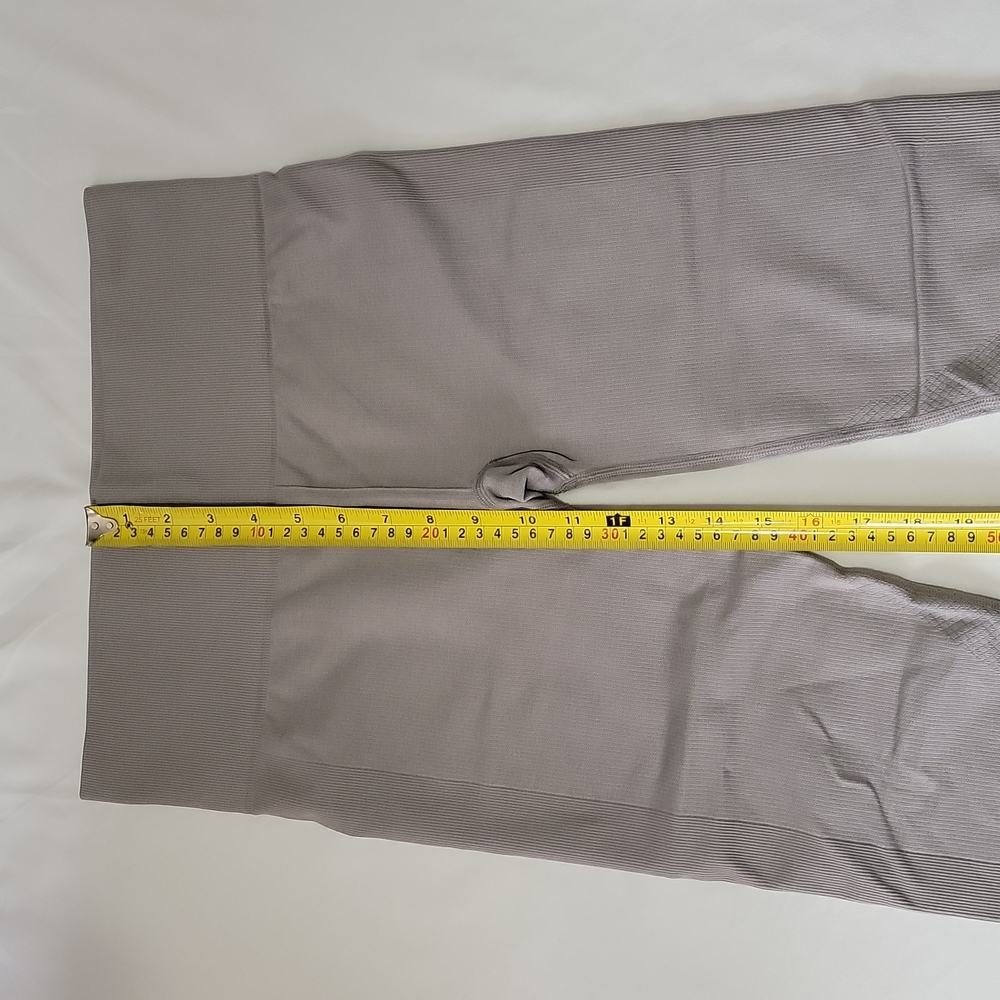 Lululemon Compression Capri ~Size 8 - image 3